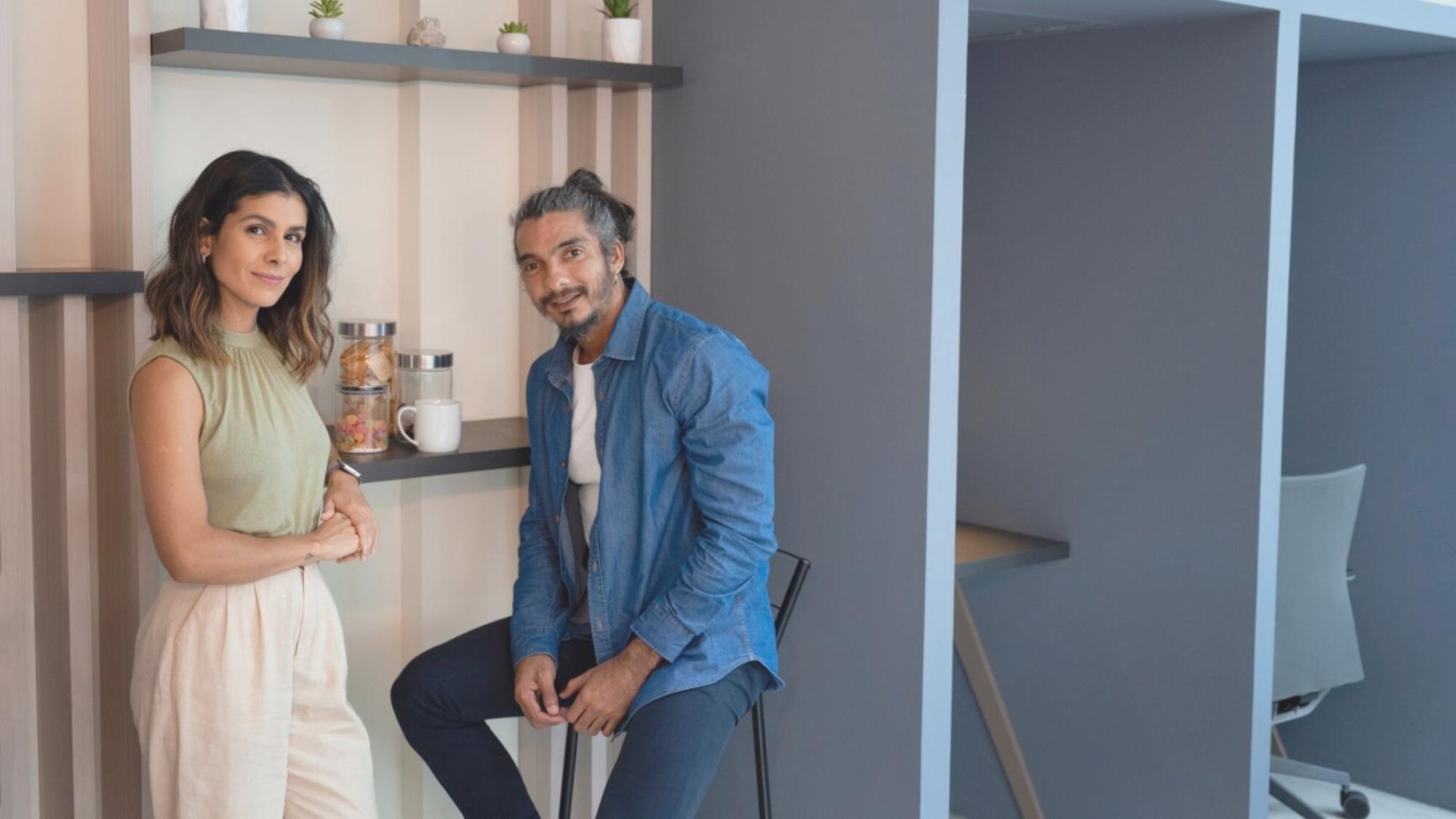 Profesionales trabajando en flujos de aprobación presupuestaria