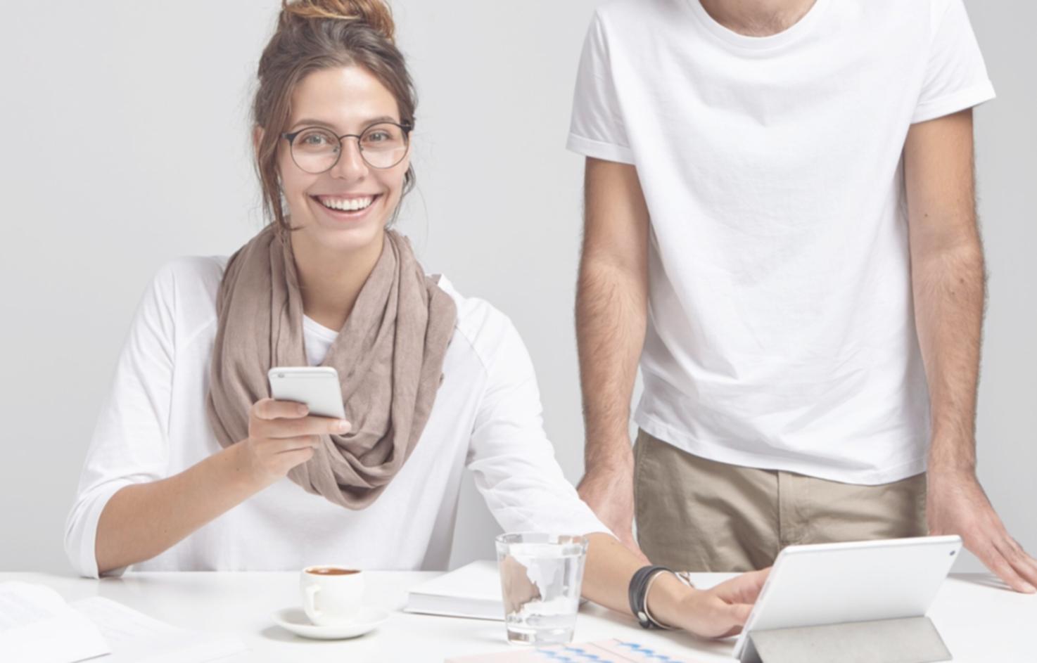 Equipo analizando resultados de optimización presupuestaria